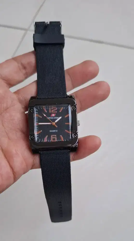 Jam tangan hitam kotak