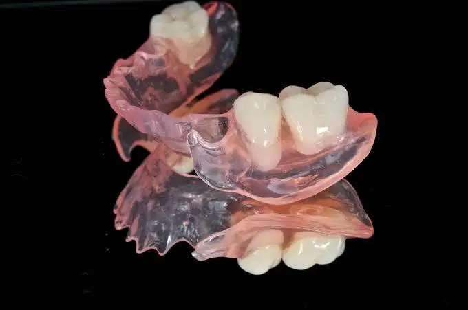 Gigi palsu kualitas terbaik semi fleksibel