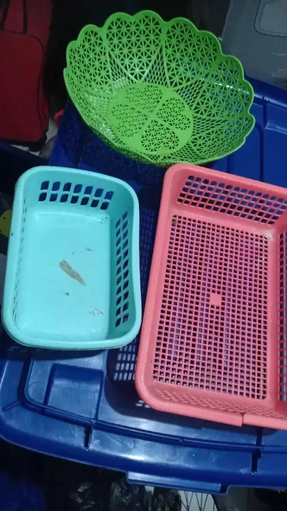 Keranjang kayu dan plastik