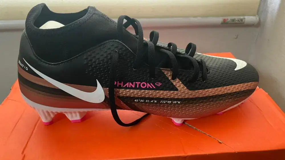 Sepatu Bola Nike Phantom GT2 Academy DF FG/MG
