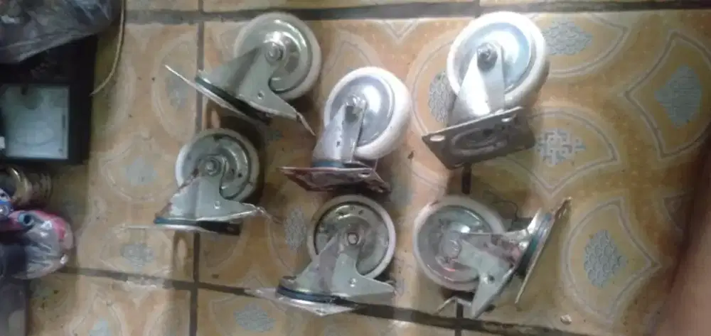 Se paket roda lemari berkualitas kond normal kuat se lg ada cpt murah