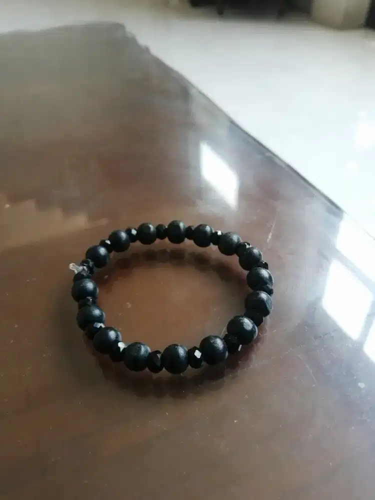 gelang kayu hitam dan crystal hitam