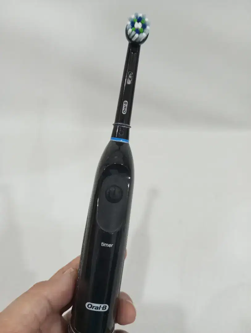 Sikat gigi elektrik oral b