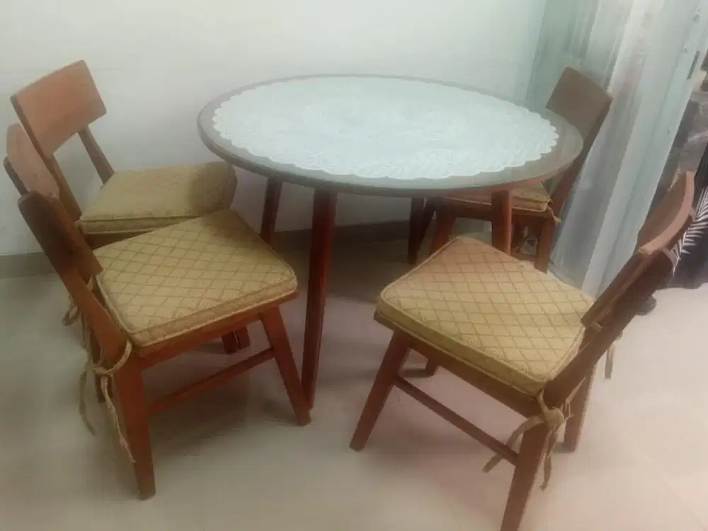 Meja makan jati bulat