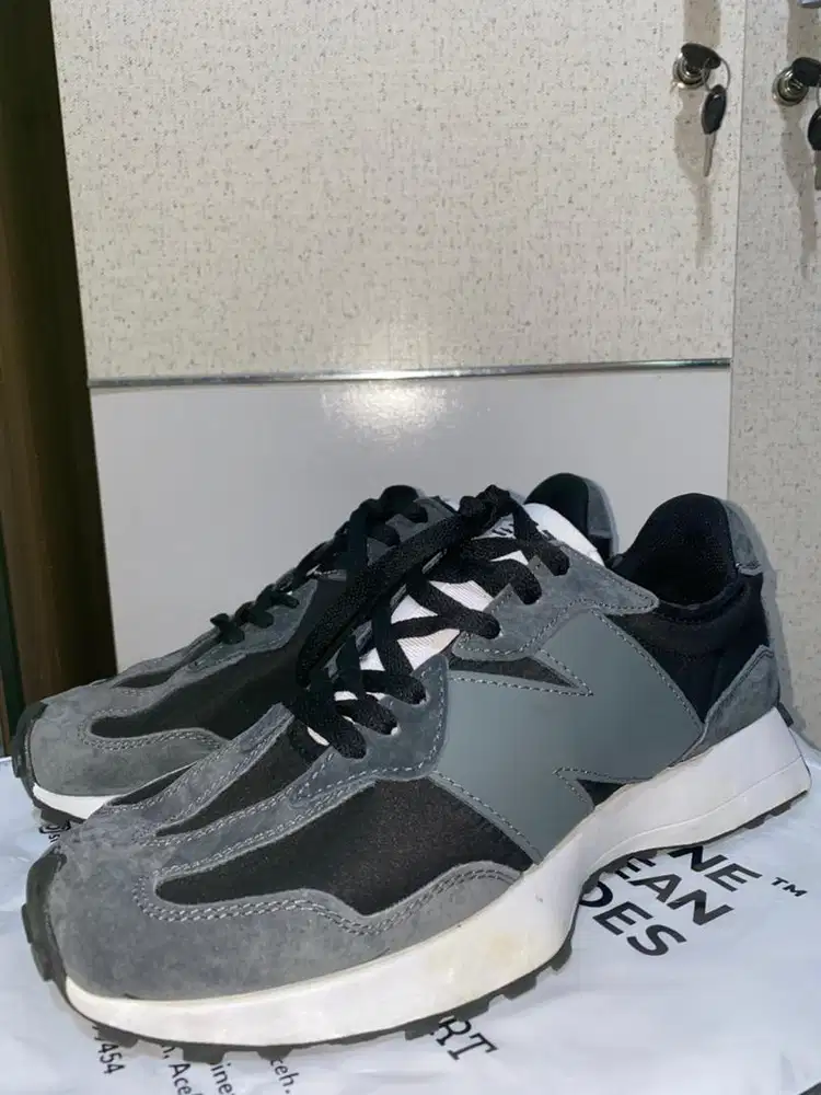 NB 327 black grey white(bekas pakai pribadi)