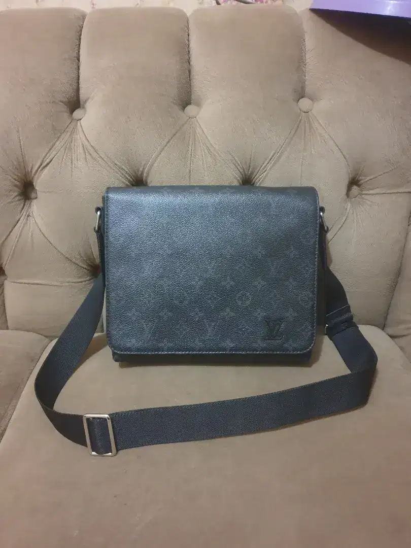 Mulus.authentic tas selempang .messenger louis vuitton .lv