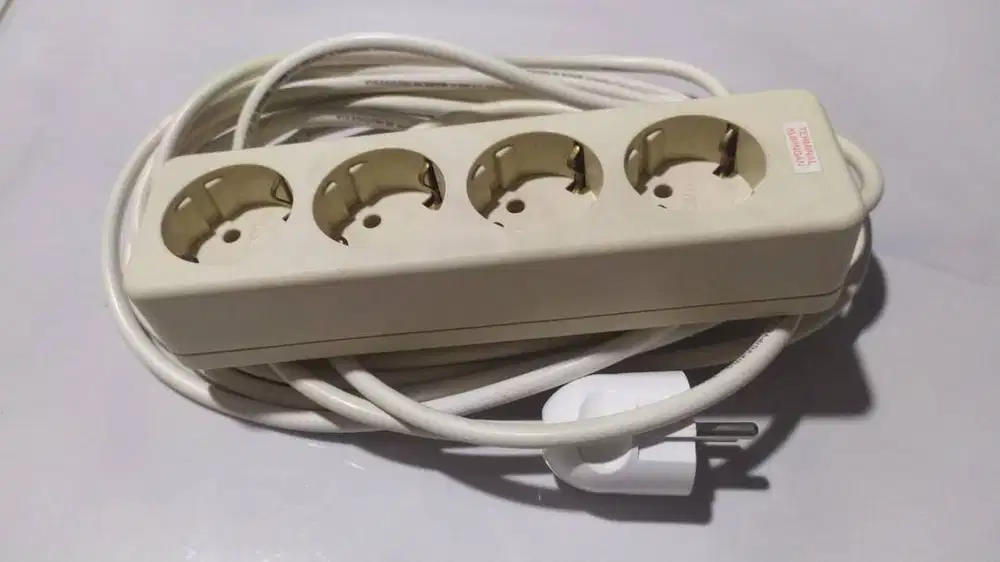 Stop Kontak Colokan Listrik 4 Lubang