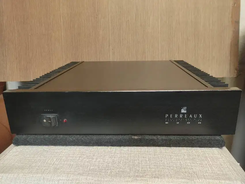 Power Amplifier Perreaux E200