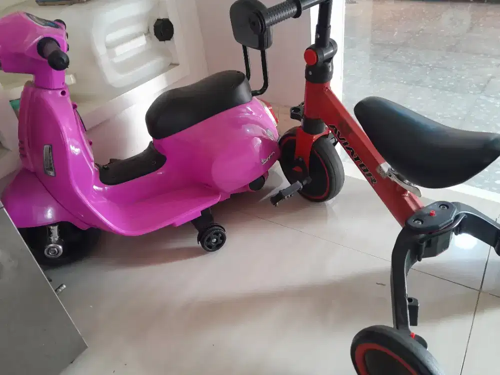 Vespa pink charger dan sepeda pancal aviator