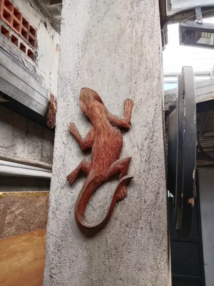 Pajangan kayu dinding cicak