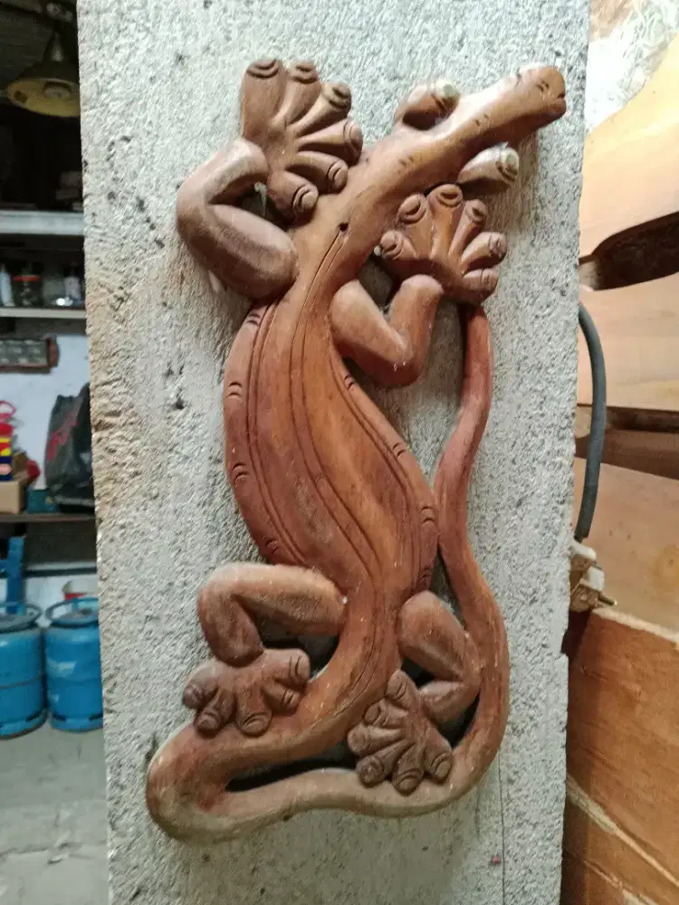 Pajangan dinding kayu tokek