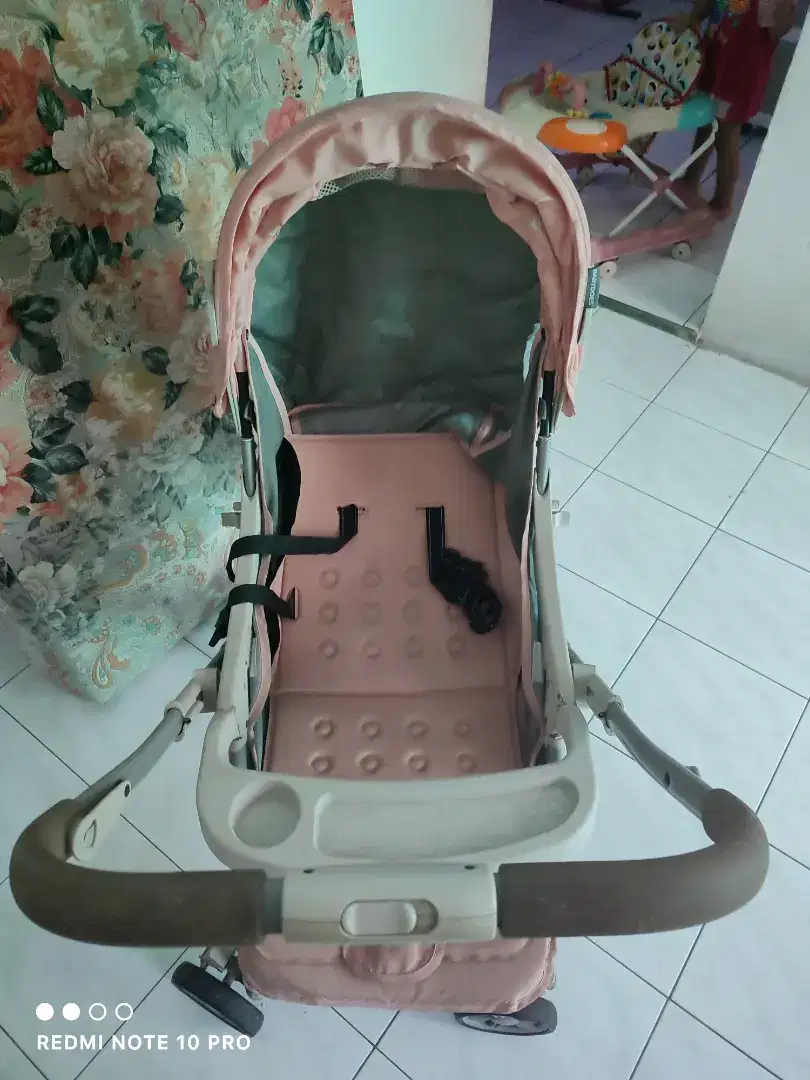 Stroller baby warna pink