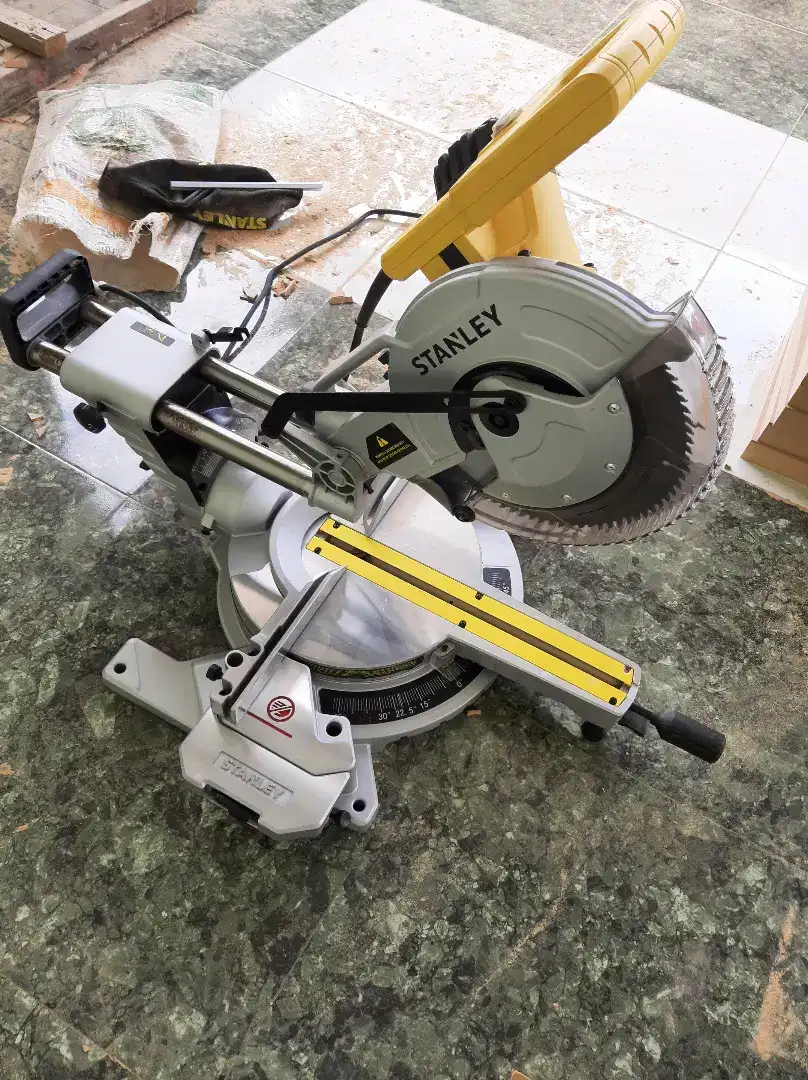 Di jual Mesin Potong Gergaji Miter Saw Sliding Stanley SM-18