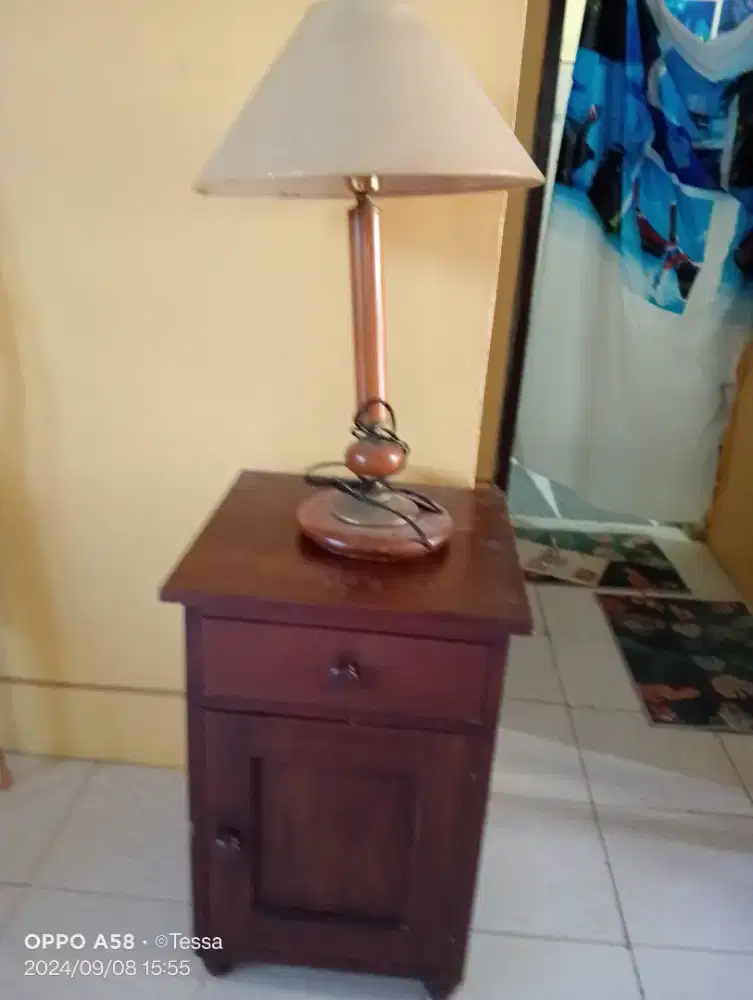 Lampu tempat tidur &Meja Nakas