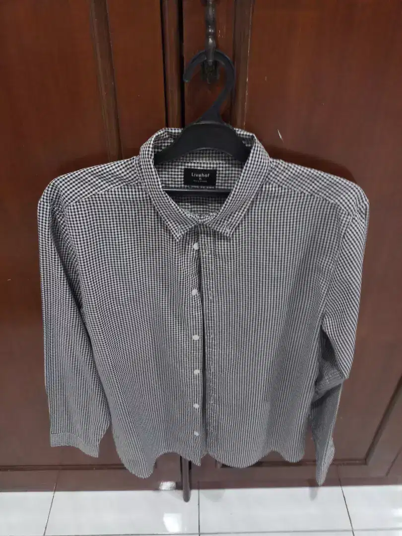 2 KEMEJA LIVEHAF PRIA XL WRN BIRU KOTAK dan HITAM KOTAK
