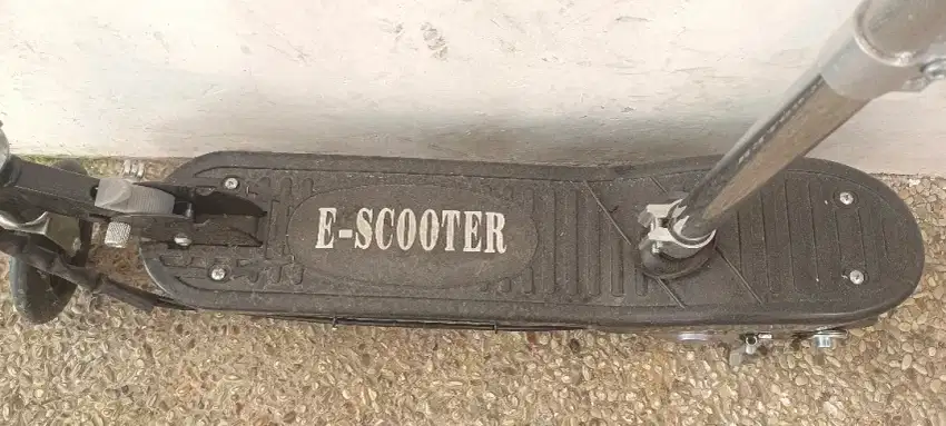 E scooter. Baru dipakek bbbrp kali. Milik anak usia kelas 3SD