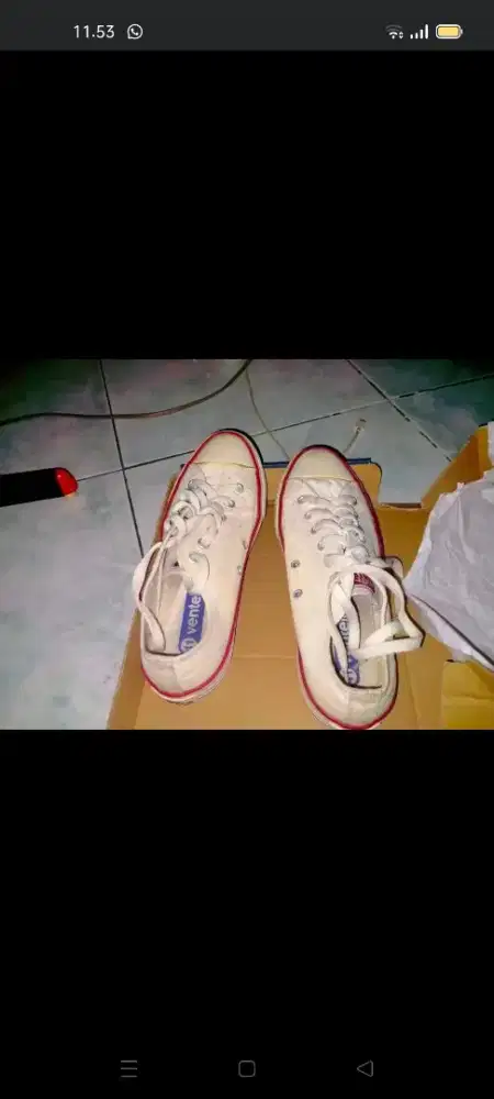 sepatu ventela putih