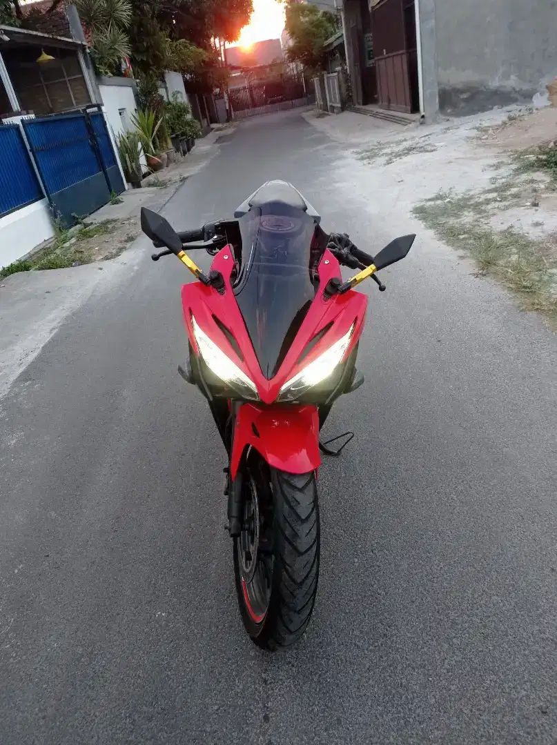 DI JUAL HONDA CBR 150 R LED TAHUN 2018 SS KOMPLIT PAJAK ISI  MULUS .