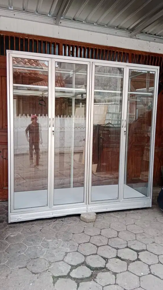 Dibeli lagi Etalase bekas usaha anda