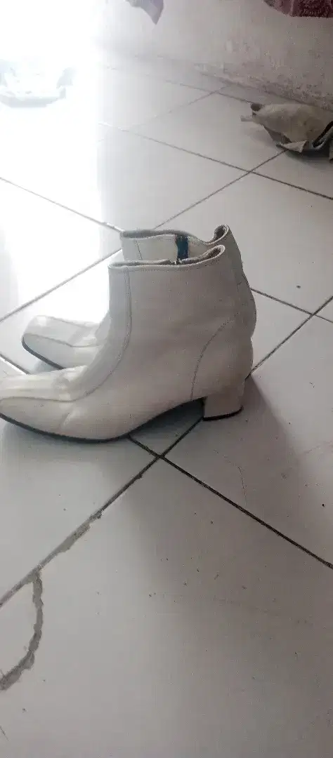 Di jual sepatu wanita kulit