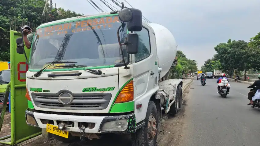 Hino 500 ranger FM 260 JM tronton 6x4 mixer 7 kubik Tahun 2010