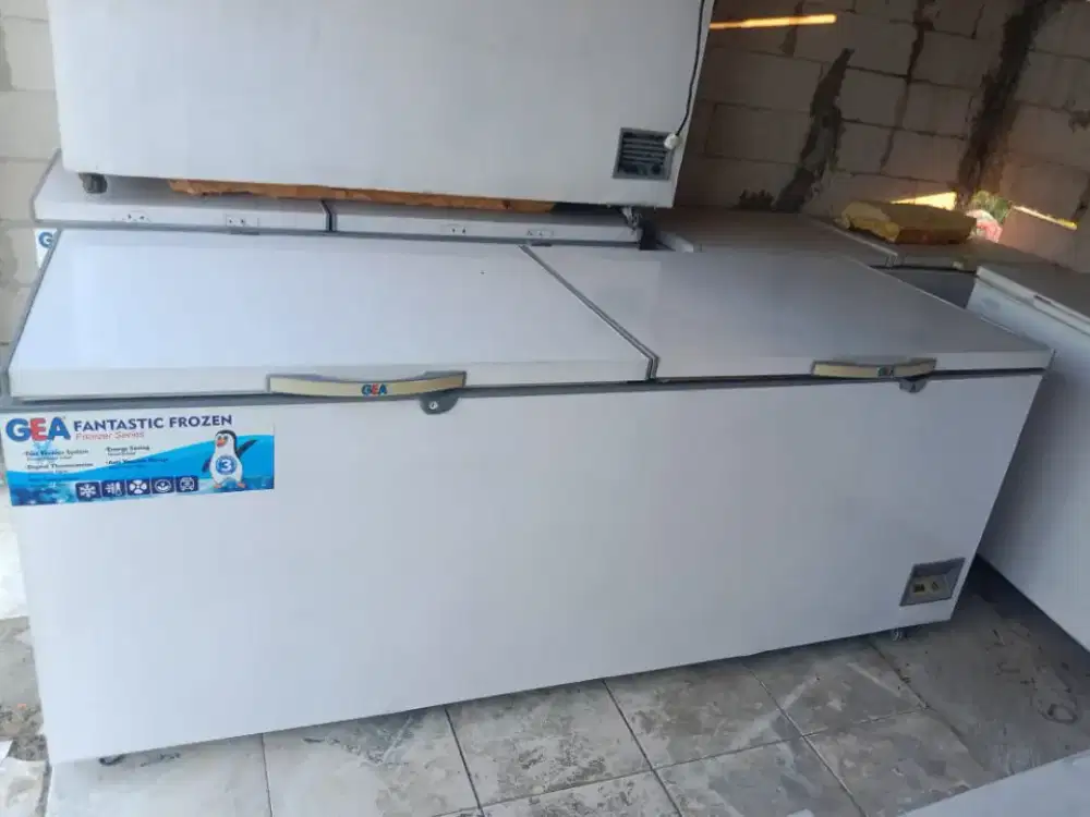 Frezer kapasitas 1200 Liter dan 700 Liter