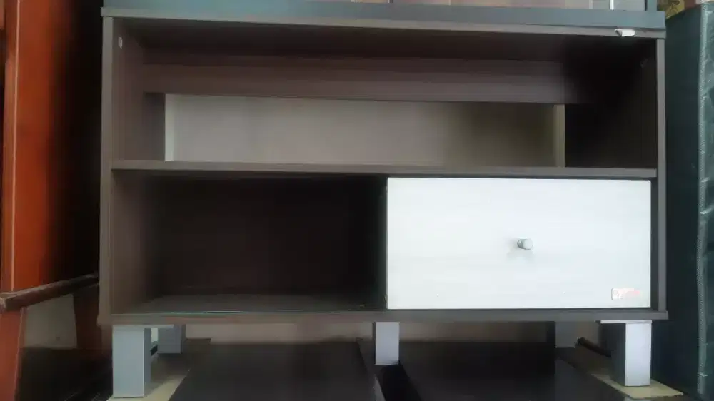 Rak tv kecil atau rak pajangan kecil