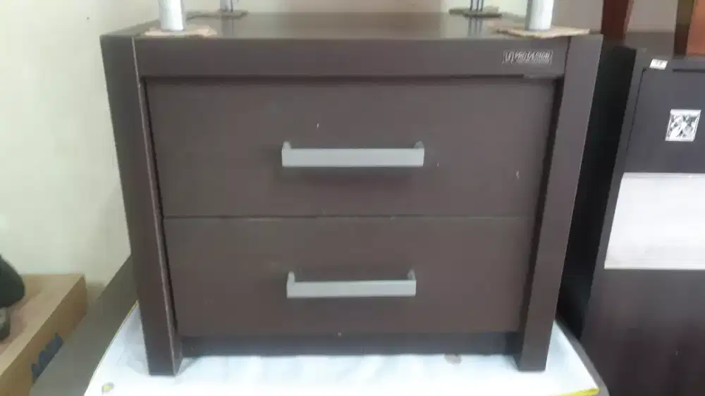 Nakas..lemari samping tempat tidur