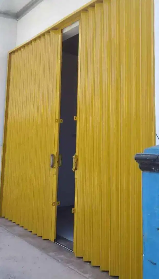 Folding gate rolling door