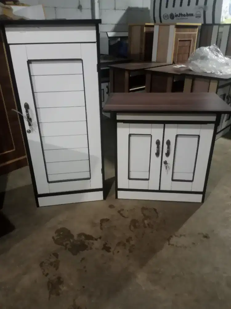 meja dan Lemari pakaian