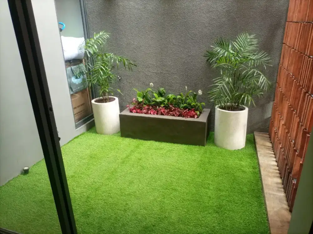 Pemasangan rumput sintetis