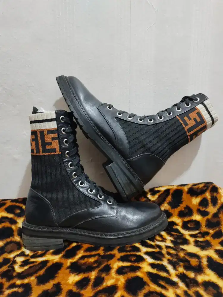 Sepatu boots Fendi