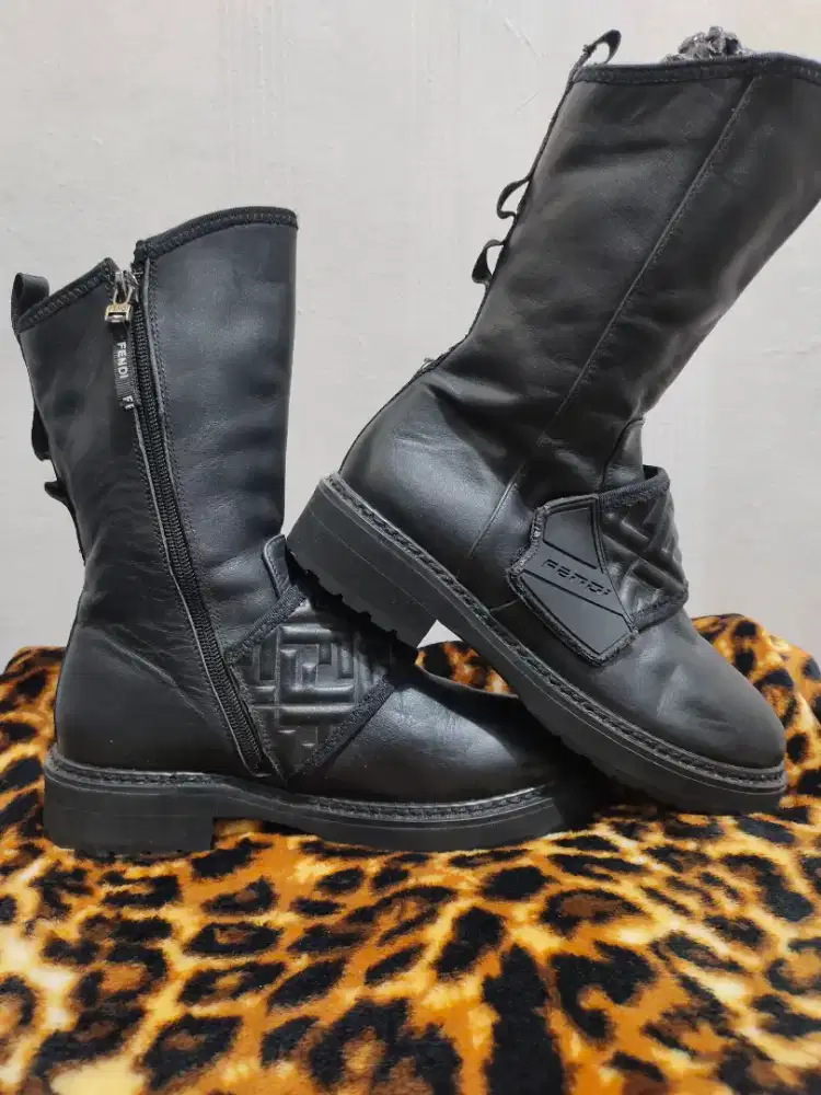 Sepatu boots fendi
