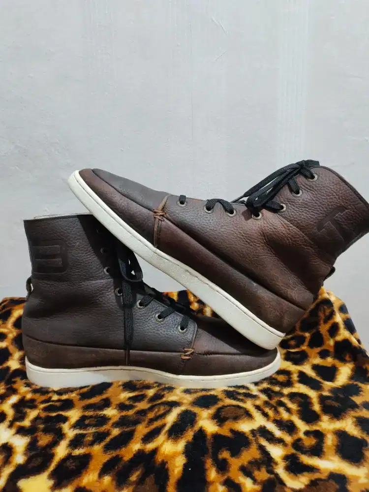 Sepatu boots HUB