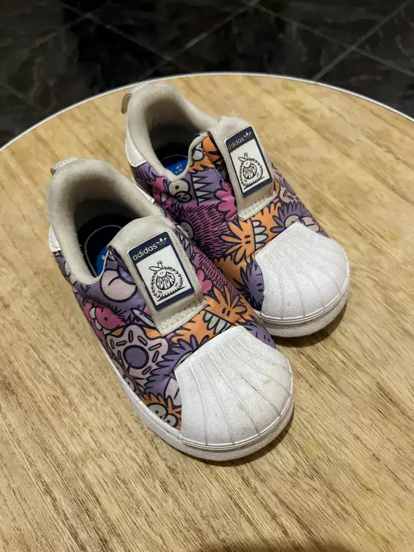 Preloved Adidas superstar doodle infaint