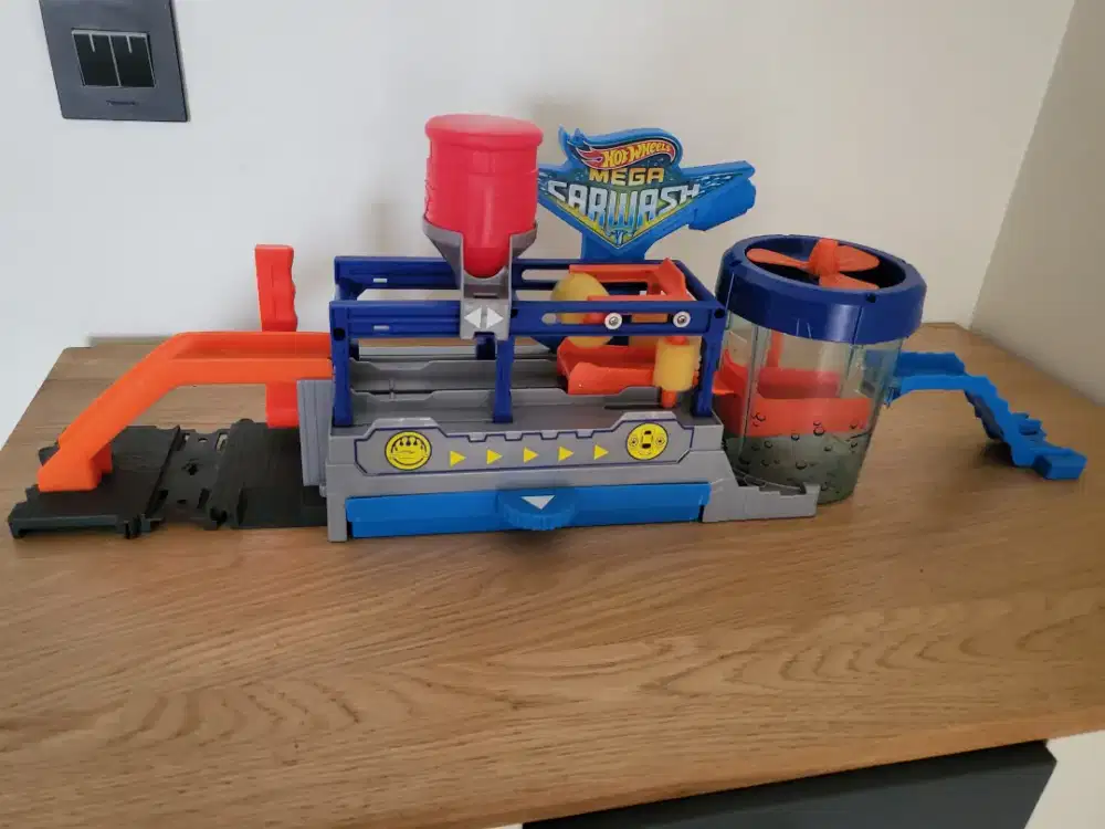 Hotwheels city mega car wash
