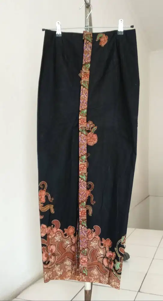 Rok Wiron Cantik - Hitam