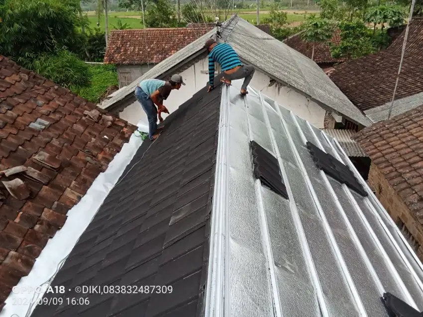 Pemasangan rangka atap baja ringan dan genteng metal pasir Terpasang