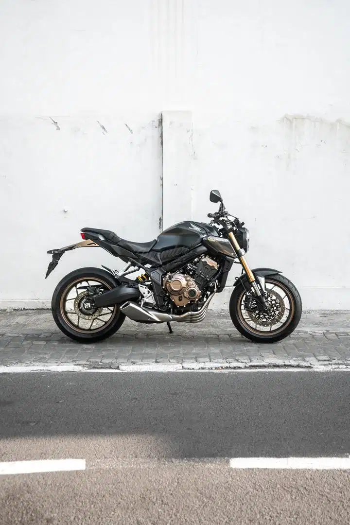 Moge Like NEW LOW ODO Honda CB650r Neo Black Bronze NIK.2022 Ganteng