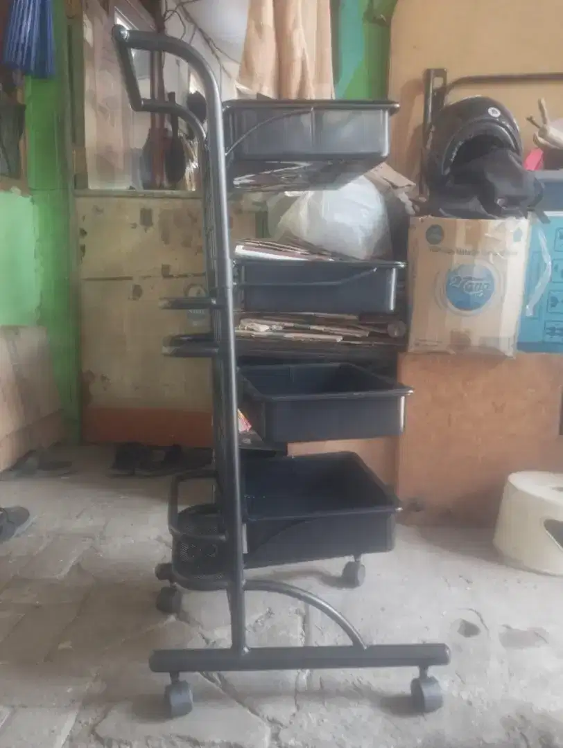 Rak salon bekas bagus terbuat dari besi