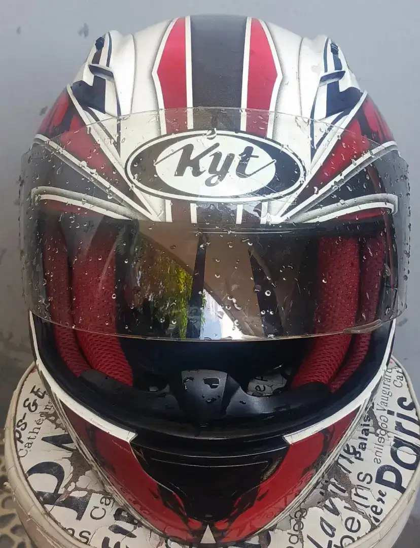 Merek helm KyT putih merah