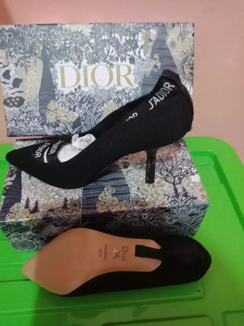 Sepatu dior warna hitam no. 40 ada kotak nya dan tas nya