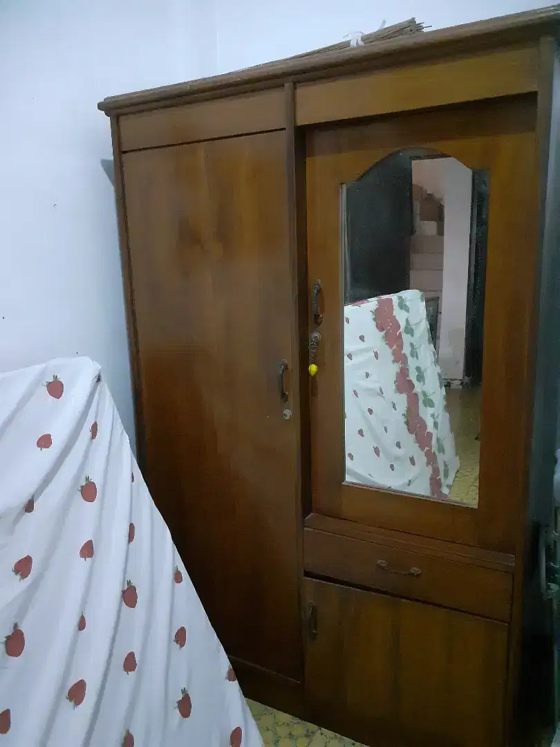 Lemari kaca jati