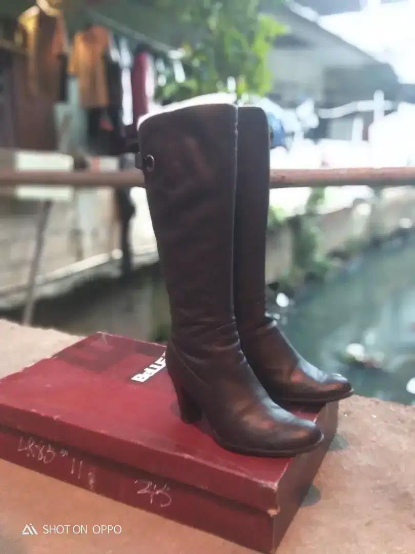 Sepatu wanita tinggi selutut merk belle