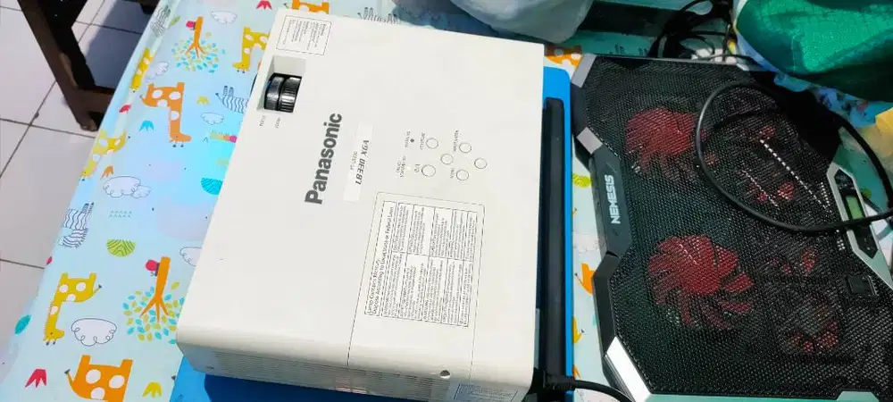 Projector/Proyektor Panasonic PT-LB330 - XGA, Mulus seperti baru