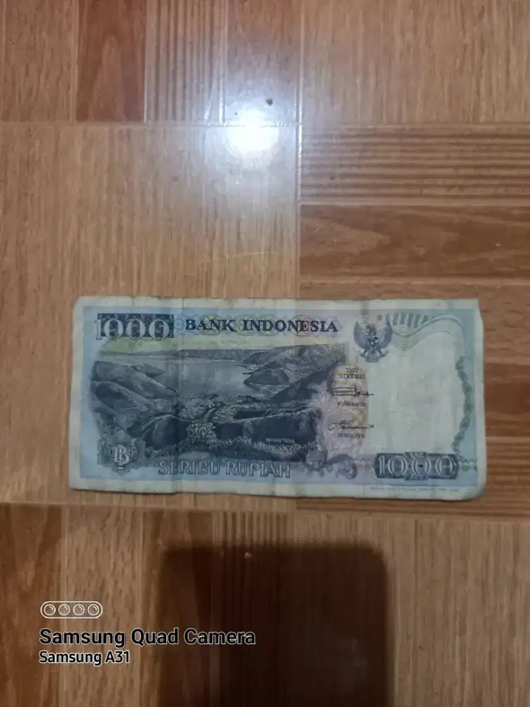 Uang kertas Rp.1000 periode cetak 1992 gambar danau toba