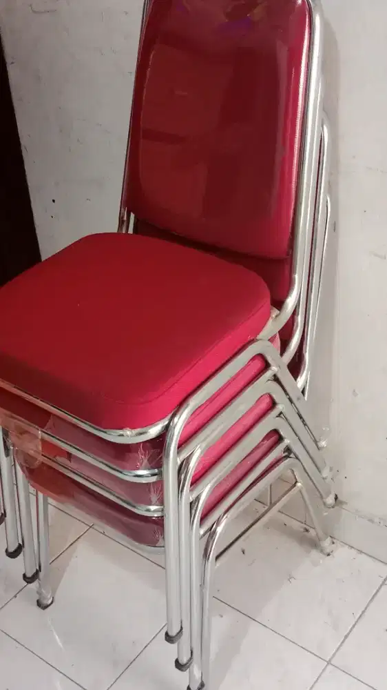Dibeli kursi susun/tumpuk bekas