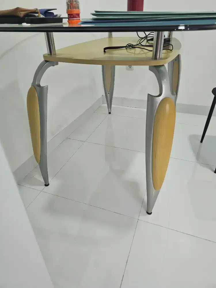 MEJA Makan kaca kondisi 95%, model kaca