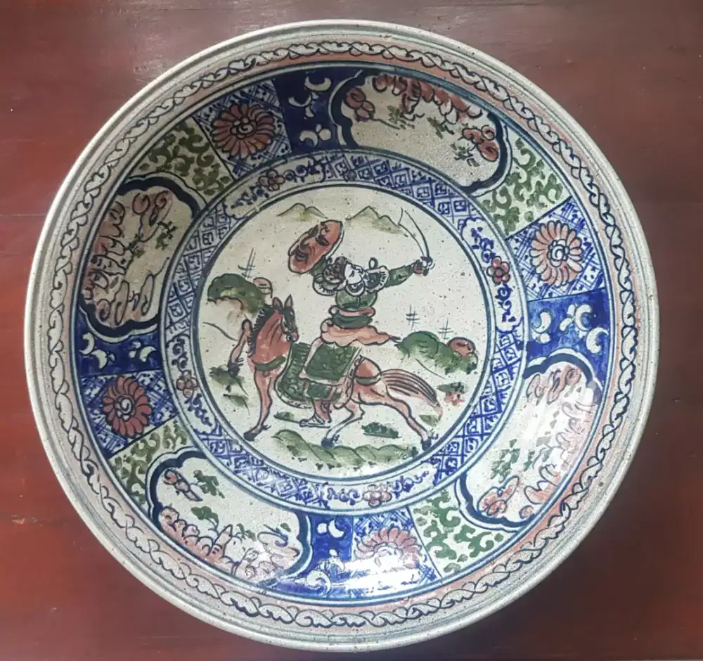 Piring keramik besar