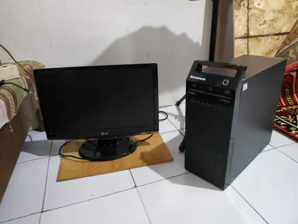 komputer SSD 128 GB dan monitor